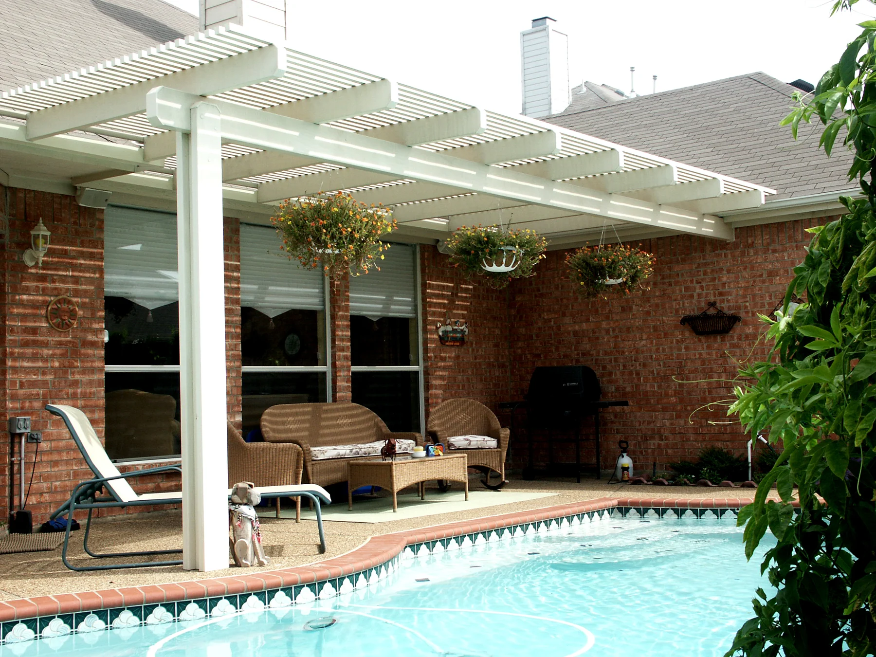 Combination open-shade outdoor living structure